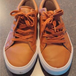 Men’s Nautica Tan and White Sneakers with Classic Lace-Up Design